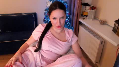 Snapshot of heaven_chloe chatting on 01-20-25, 05:37 Heaven girl online show from 01-20-25, 05:37
