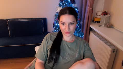 Snapshot of heaven_chloe chatting on 02-06-25, 10:00 Heaven girl online show from 02-06-25, 10:00