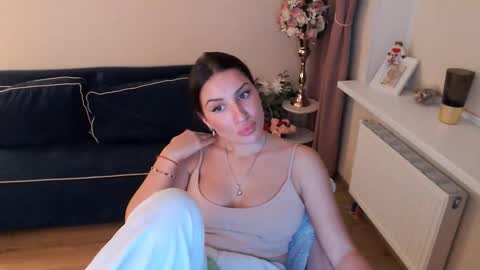 Snapshot of heaven_chloe chatting on 10-06-25, 07:22 Heaven girl online show from 10-06-25, 07:22