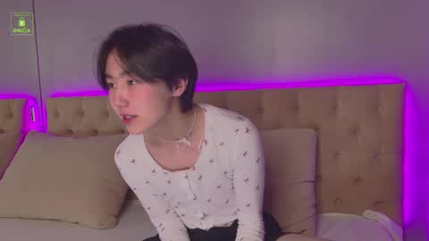 HEEJIN online show from 10-15-25, 08:20