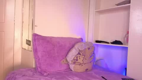 Snapshot of heily_fox chatting on 08-02-26, 01:48 HEILY online show from 08-02-26, 01:48