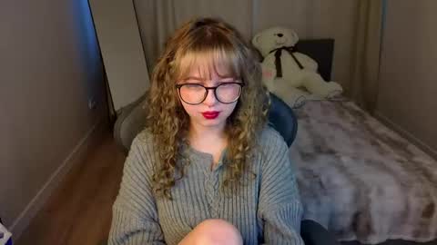 Snapshot of helen_carson chatting on 04-15-26, 01:56 Helen Carson online show from 04-15-26, 01:56