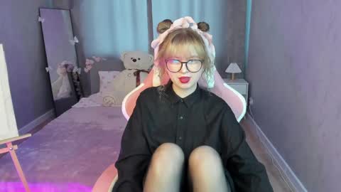 Helen Carson online show from 04-21-26, 01:42