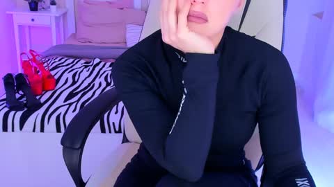 Snapshot of helenaregal chatting on 12-14-24, 05:03 Helena online show from 12-14-24, 05:03