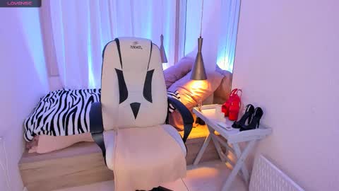 Snapshot of helenaregal chatting on 02-12-25, 01:37 Helena online show from 02-12-25, 01:37