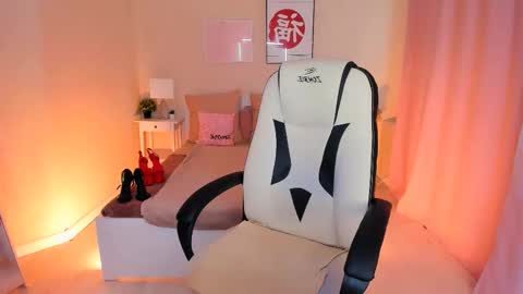 Snapshot of helenaregal chatting on 10-18-25, 06:48 Helena online show from 10-18-25, 06:48