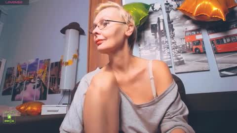Snapshot of helgahimmele chatting on 11-24-25, 11:43 Helga online show from 11-24-25, 11:43