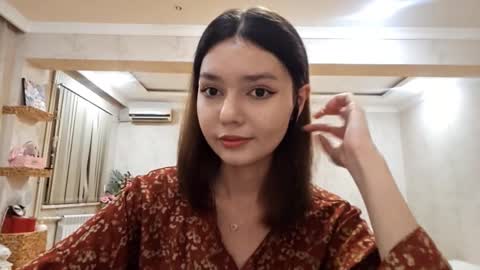 Snapshot of helgakraszewski chatting on 09-25-25, 05:49 Alice online show from 09-25-25, 05:49