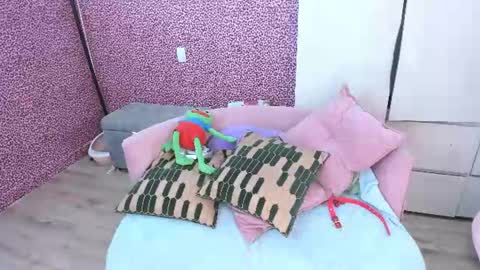 Laura online show from 06-19-26, 04:17