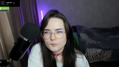 Snapshot of hell_hotline chatting on 12-11-24, 08:07 Red online show from 12-11-24, 08:07