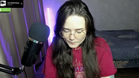 Snapshot of hell_hotline chatting on 12-19-24, 08:13 Red online show from 12-19-24, 08:13