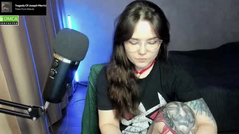 Snapshot of hell_hotline chatting on 09-17-25, 06:31 Red online show from 09-17-25, 06:31