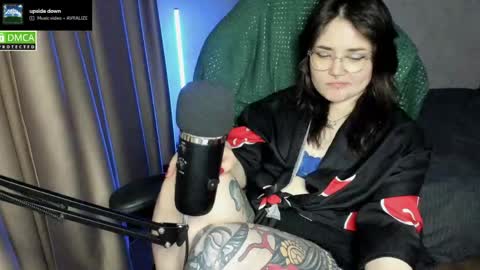 Snapshot of hell_hotline chatting on 05-16-26, 08:18 Red online show from 05-16-26, 08:18