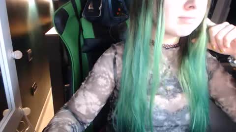 Snapshot of hentaishiing chatting on 11-11-25, 10:43 Hentaishiing online show from 11-11-25, 10:43