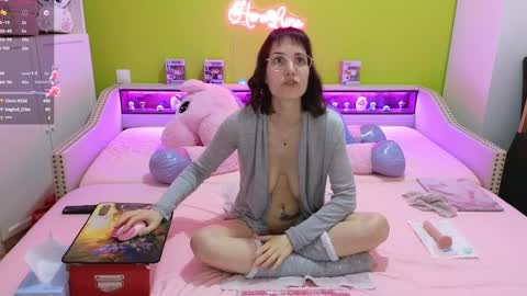 Snapshot of heraluna_ chatting on 02-26-25, 02:04 HeraLuna  online show from 02-26-25, 02:04