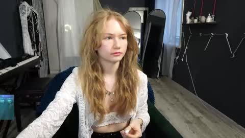 Snapshot of hetaerart chatting on 05-19-26, 06:36 Sasha online show from 05-19-26, 06:36