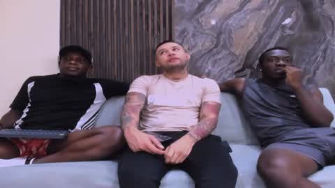 Snapshot of heteros_men chatting on 10-13-25, 02:06 heteros men online show from 10-13-25, 02:06