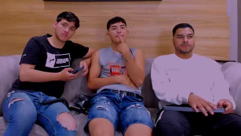 Snapshot of heteros_men chatting on 12-16-25, 02:11 heteros men online show from 12-16-25, 02:11