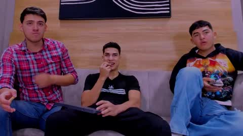 Snapshot of heteros_men chatting on 12-17-25, 01:50 heteros men online show from 12-17-25, 01:50