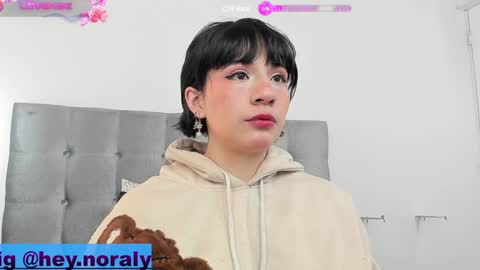Snapshot of hey_noraly chatting on 01-21-25, 01:11 Noraly  online show from 01-21-25, 01:11