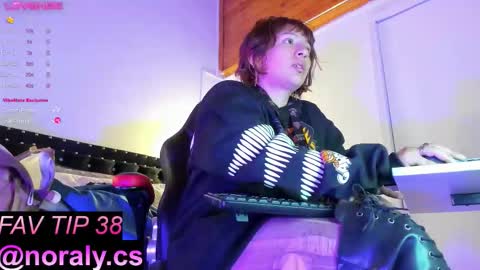 Snapshot of hey_noraly chatting on 09-29-25, 04:06 Noraly  online show from 09-29-25, 04:06