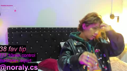 Snapshot of hey_noraly chatting on 10-11-25, 12:04 Noraly  online show from 10-11-25, 12:04