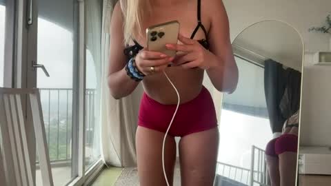 Snapshot of heyskylarr chatting on 06-12-26, 02:16 Skylar online show from 06-12-26, 02:16