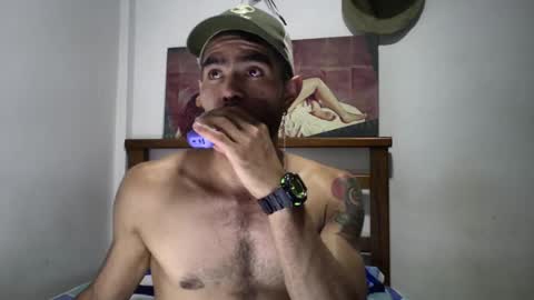 Snapshot of hideonbush051 chatting on 09-10-25, 01:49 hideonbush online show from 09-10-25, 01:49