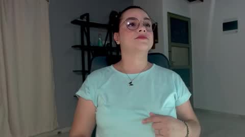 Snapshot of hillary_12 chatting on 12-20-24, 01:25 Miranda online show from 12-20-24, 01:25