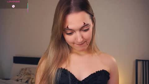 Snapshot of hip_hop_baby chatting on 10-30-25, 06:30 Leya Day Mary Night PvT Open online show from 10-30-25, 06:30