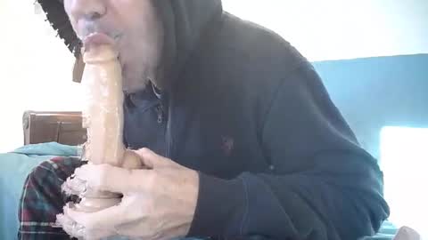 Snapshot of hippiezen chatting on 01-19-25, 06:32 Hippie Jijm online show from 01-19-25, 06:32