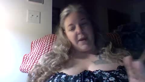 Snapshot of hippysnewhere chatting on 04-28-26, 08:52 hippysnewhere online show from 04-28-26, 08:52