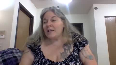 Snapshot of hippysnewhere chatting on 04-29-26, 02:04 hippysnewhere online show from 04-29-26, 02:04