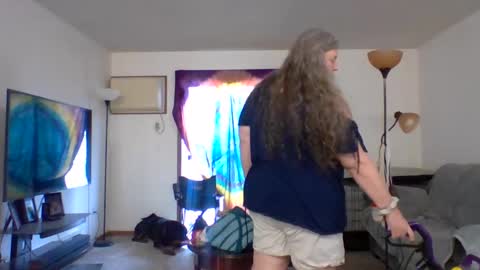 Snapshot of hippysnewhere chatting on 05-18-26, 08:47 hippysnewhere online show from 05-18-26, 08:47