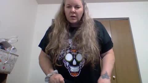 Snapshot of hippysnewhere chatting on 05-26-26, 08:32 hippysnewhere online show from 05-26-26, 08:32