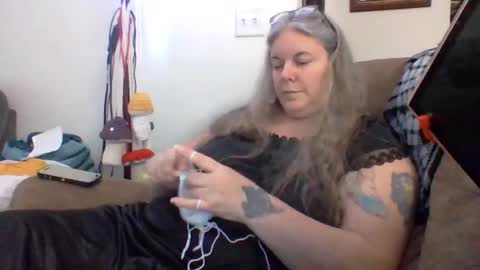 Snapshot of hippysnewhere chatting on 05-28-26, 10:40 hippysnewhere online show from 05-28-26, 10:40