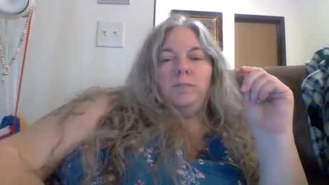 Snapshot of hippysnewhere chatting on 05-31-26, 11:28 hippysnewhere online show from 05-31-26, 11:28