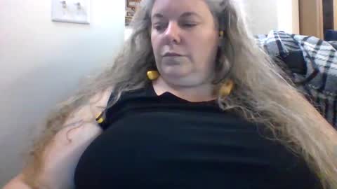 Snapshot of hippysnewhere chatting on 06-04-26, 02:50 hippysnewhere online show from 06-04-26, 02:50