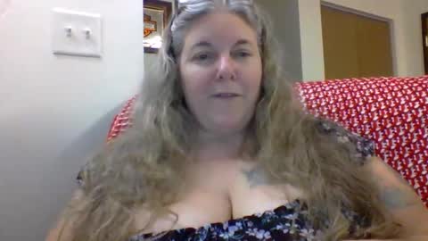 Snapshot of hippysnewhere chatting on 06-09-26, 11:49 hippysnewhere online show from 06-09-26, 11:49