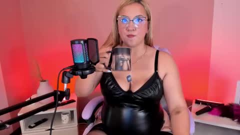 Hollie online show from 01-06-26, 01:15