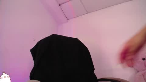 Snapshot of holly_16 chatting on 10-15-25, 12:44 holly_16 online show from 10-15-25, 12:44