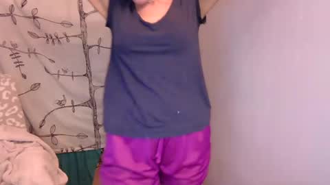 Snapshot of holly_bourbon chatting on 09-17-25, 01:29 holly_bourbon online show from 09-17-25, 01:29