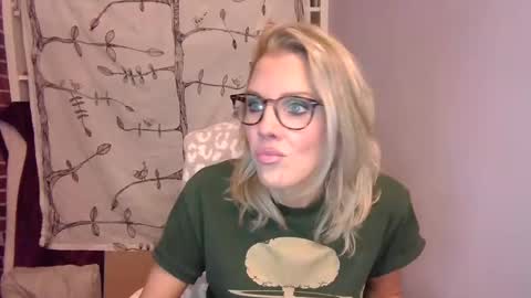 Snapshot of holly_bourbon chatting on 10-05-25, 01:37 holly_bourbon online show from 10-05-25, 01:37