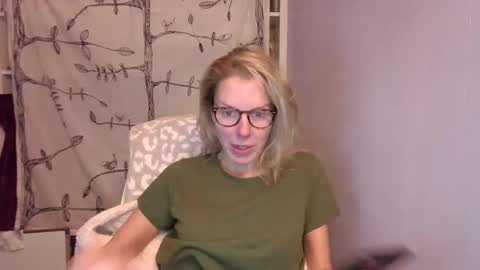 Snapshot of holly_bourbon chatting on 10-16-25, 02:34 holly_bourbon online show from 10-16-25, 02:34