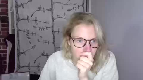 Snapshot of holly_bourbon chatting on 10-20-25, 08:20 holly_bourbon online show from 10-20-25, 08:20