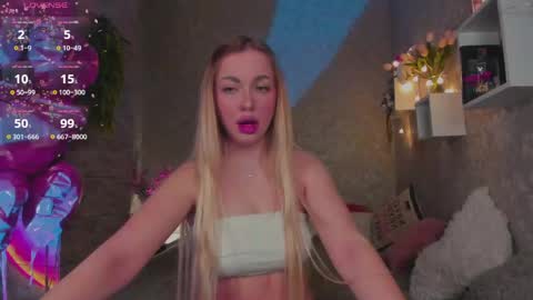 holly_molly8 online show from 04-28-26, 10:26