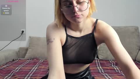 Snapshot of holly_pollyy chatting on 01-09-25, 05:02 Polly online show from 01-09-25, 05:02