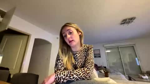 Snapshot of hollyandelon chatting on 10-26-25, 09:31 hollyandelon online show from 10-26-25, 09:31