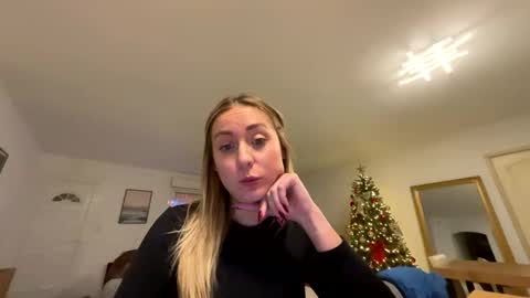 Snapshot of hollyandelon chatting on 12-04-25, 11:02 hollyandelon online show from 12-04-25, 11:02