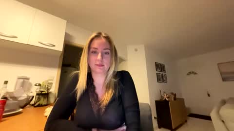 Snapshot of hollyandelon chatting on 01-13-26, 11:43 hollyandelon online show from 01-13-26, 11:43